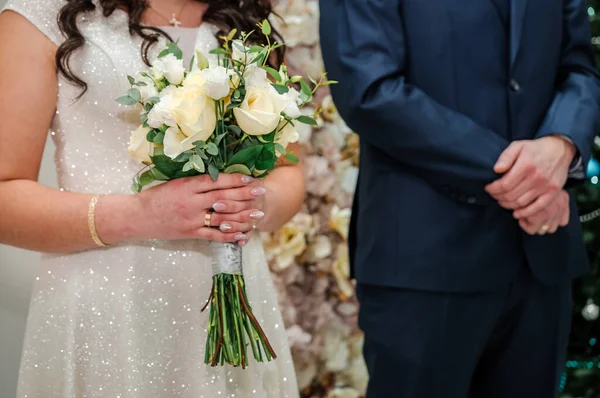 Ένα Μπουκέτο Λουλούδια Στα Χέρια Της Νύφης Ένα Μπουκέτο Λευκά — Φωτογραφία Αρχείου