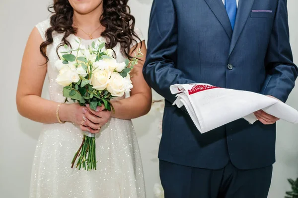新娘手里拿着一束花 一束白花在一个女人手里 — 图库照片
