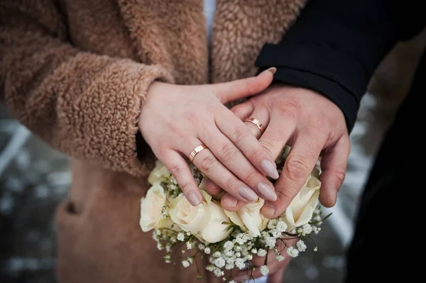 Ruce Novomanželů Snubními Prsteny Svatební Kytici Ruce Nevěsty Ženicha Kytici — Stock fotografie