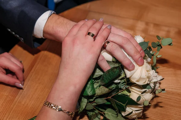 Hands Newlyweds Wedding Rings Wedding Bouquet Hands Bride Groom Bouquet — Stock Photo, Image