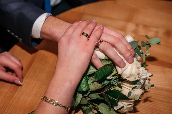 Mains Des Jeunes Mariés Avec Des Alliances Sur Bouquet Mariage — Photo