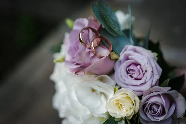 Een Paar Gouden Trouwringen Een Bruidsboeket Met Kleurrijke Bloemen — Stockfoto
