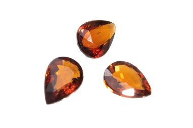 Beyaz arka planda izole edilmiş doğal spessartine taşından.