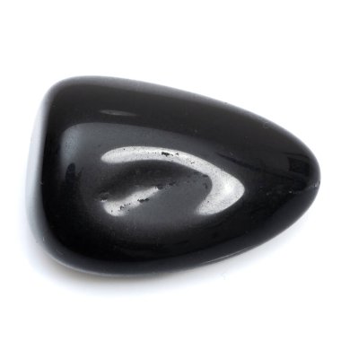 Beyaz arkaplanda doğal değerli taş akik var.