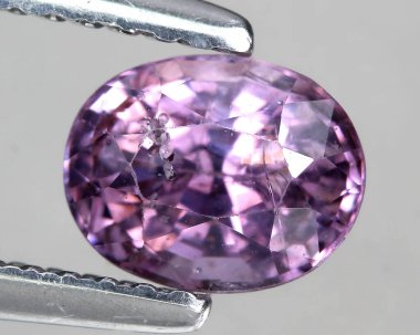 Gri arkaplanda doğal mor ametist taşı.