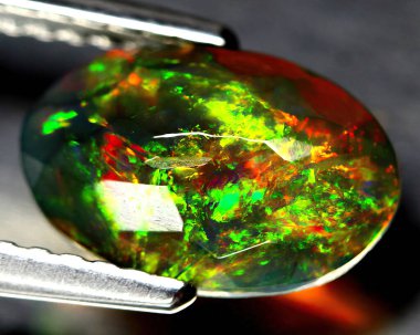 Gri arkaplanda doğal güzel taş opal