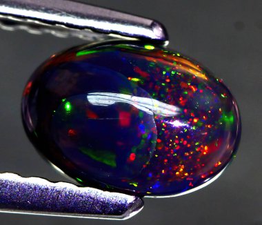 Gri arkaplanda doğal güzel taş opal