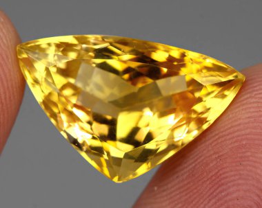 Gri arka planda güzel doğal narenciye taşı