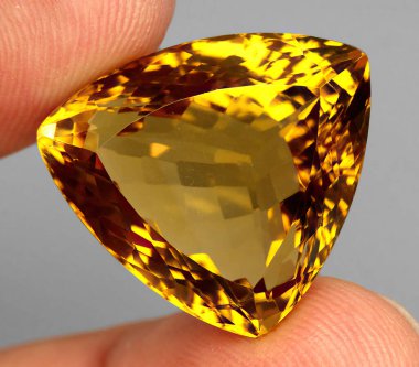 Gri arka planda güzel doğal sitrin taşı