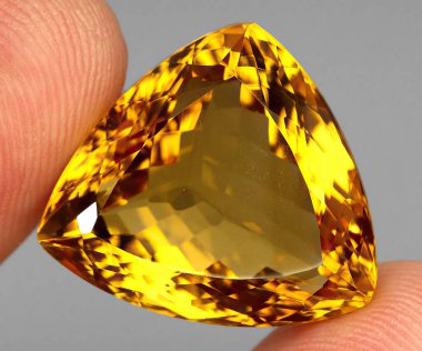 Gri arka planda güzel doğal sitrin taşı