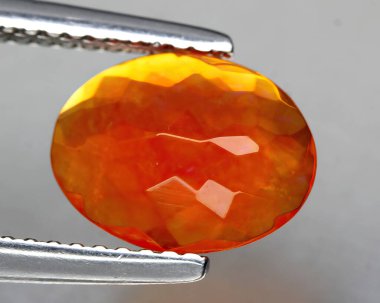 Gri arkaplanda doğal güzel taş opal