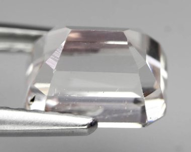 Gri arka planda doğal taş kunzite.