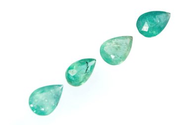 Beyaz arka planda doğal paraiba turmalini.