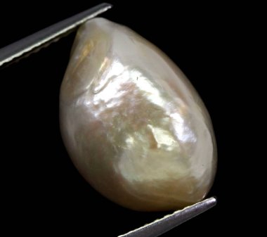 Siyah arkaplanda doğal inciler.