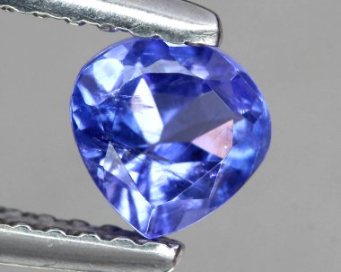 Gri arkaplanda doğal mavi safir.