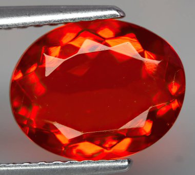 Gri arka planda doğal mücevher yangın opali