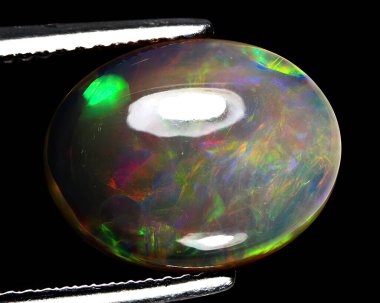 Gri arkaplanda doğal gökkuşağı opalı