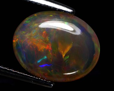 Gri arkaplanda doğal gökkuşağı opalı