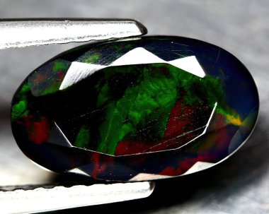 Gri arkaplanda doğal gökkuşağı opalı