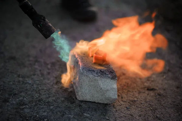 Kohle Flammen Entzünden Von Quadratkohle Mit Einem Gasbrenner — Stockfoto