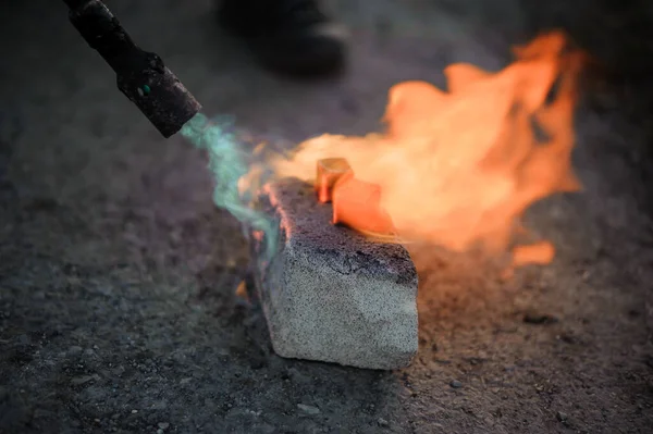 石炭を燃やせ ガスバーナー付きの正方形の石炭の点火 — ストック写真