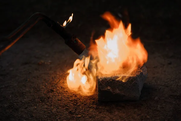 石炭を燃やせ ガスバーナー付きの正方形の石炭の点火 — ストック写真