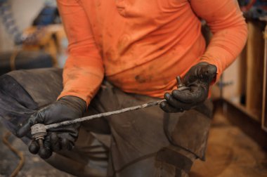 Tamirci arabanın şasisini tamir ediyor. Bir adam garajda bir araba tamir eder. Araba tekerleği tamiri