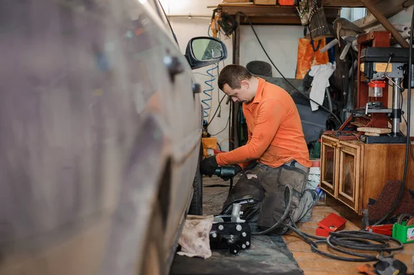 Mechanic Repairs Undercarriage Car Man Repairs Car Garage Car Wheel — Stock Photo, Image