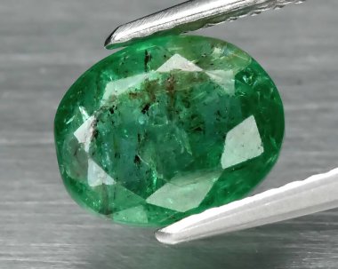 Gri arkaplanda doğal yeşil zümrüt