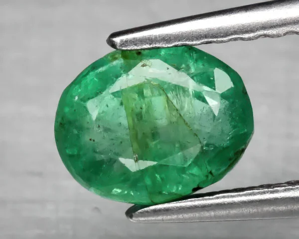 Натуральний Камінь Зелений Смарагд Сірому Фоні — стокове фото