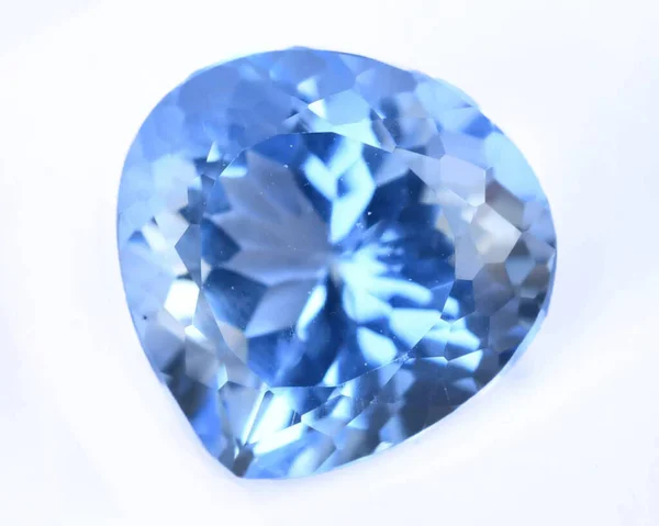 Jeremejevite Pedra Preciosa Natural Azul Eremeyite Spodumene Fundo Branco — Fotografia de Stock