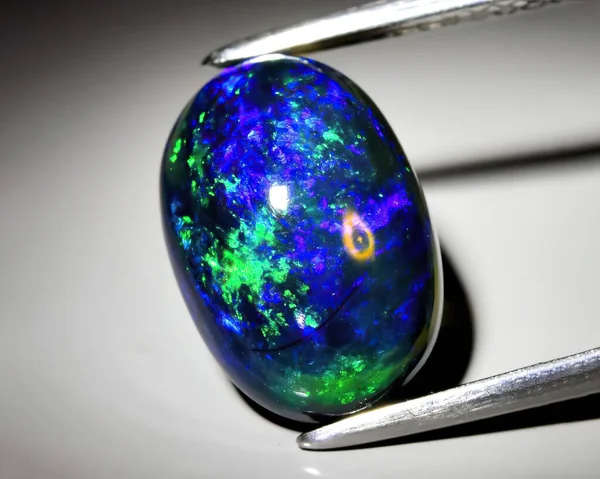 Pierre Naturelle Précieuse Noble Opale Sur Fond Noir — Photo