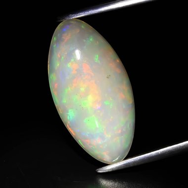 Siyah arka planda doğal değerli taş opal