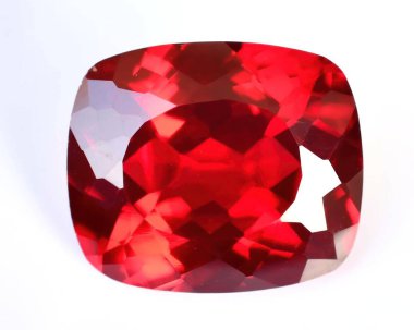 Gri arkaplanda doğal kırmızı yakut.