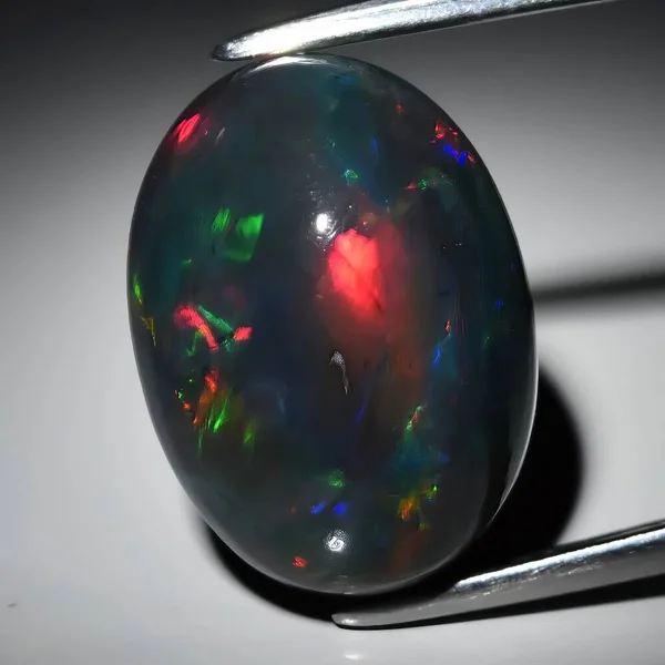 Opale Pietra Preziosa Naturale Sfondo Nero — Foto Stock