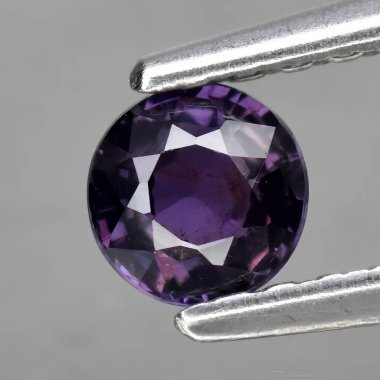 Gri arkaplanda doğal mor safir.