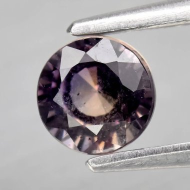 Gri arkaplanda doğal mor safir.