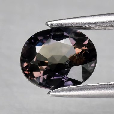 Gri arkaplanda doğal mor safir.