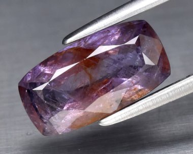 Gri arkaplanda doğal mor safir.