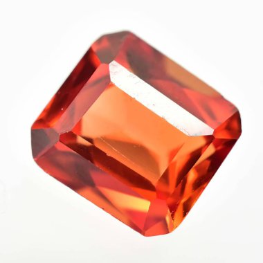 Gri arkaplanda doğal turuncu Padparadscha safiri