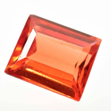 Gri arkaplanda doğal turuncu Padparadscha safiri