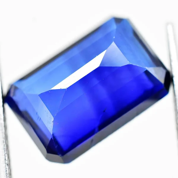 Natürlicher Edelstein Blauer Saphir Auf Grauem Hintergrund — Stockfoto