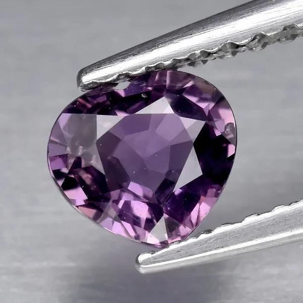 グレーの背景に天然宝石紫色のサファイア — ストック写真