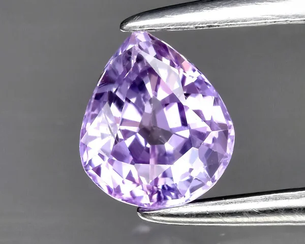 灰色背景的天然宝石紫色蓝宝石 — 图库照片