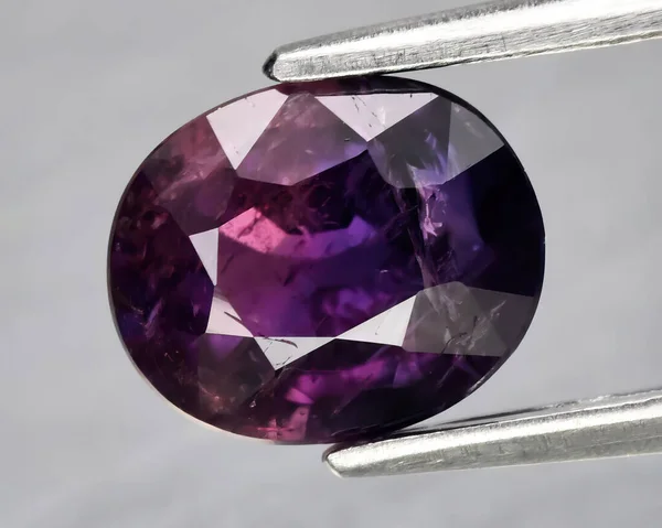 グレーの背景に天然宝石紫色のサファイア — ストック写真