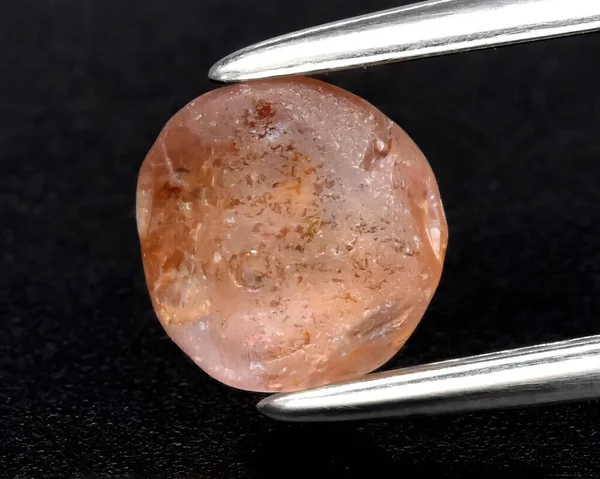 Gri arkaplanda doğal turuncu Padparadscha safiri