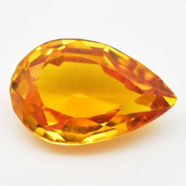 Gri arkaplanda doğal sarı safir.