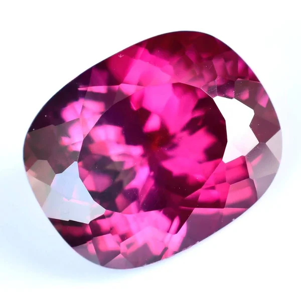 天然宝石赤バラ輝石ガーネット 灰色の背景 — ストック写真