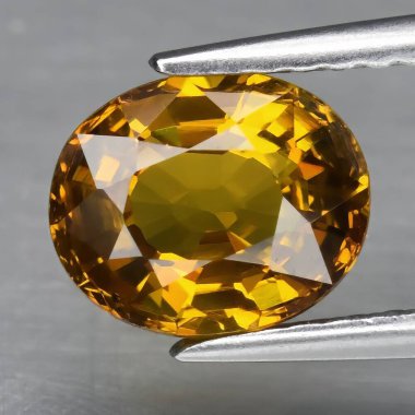 Gri arka planda doğal grossular garnet taşı