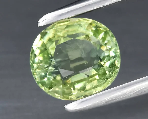 Природный Драгоценный Камень Зеленый Турмалин Сером Фоне — стоковое фото
